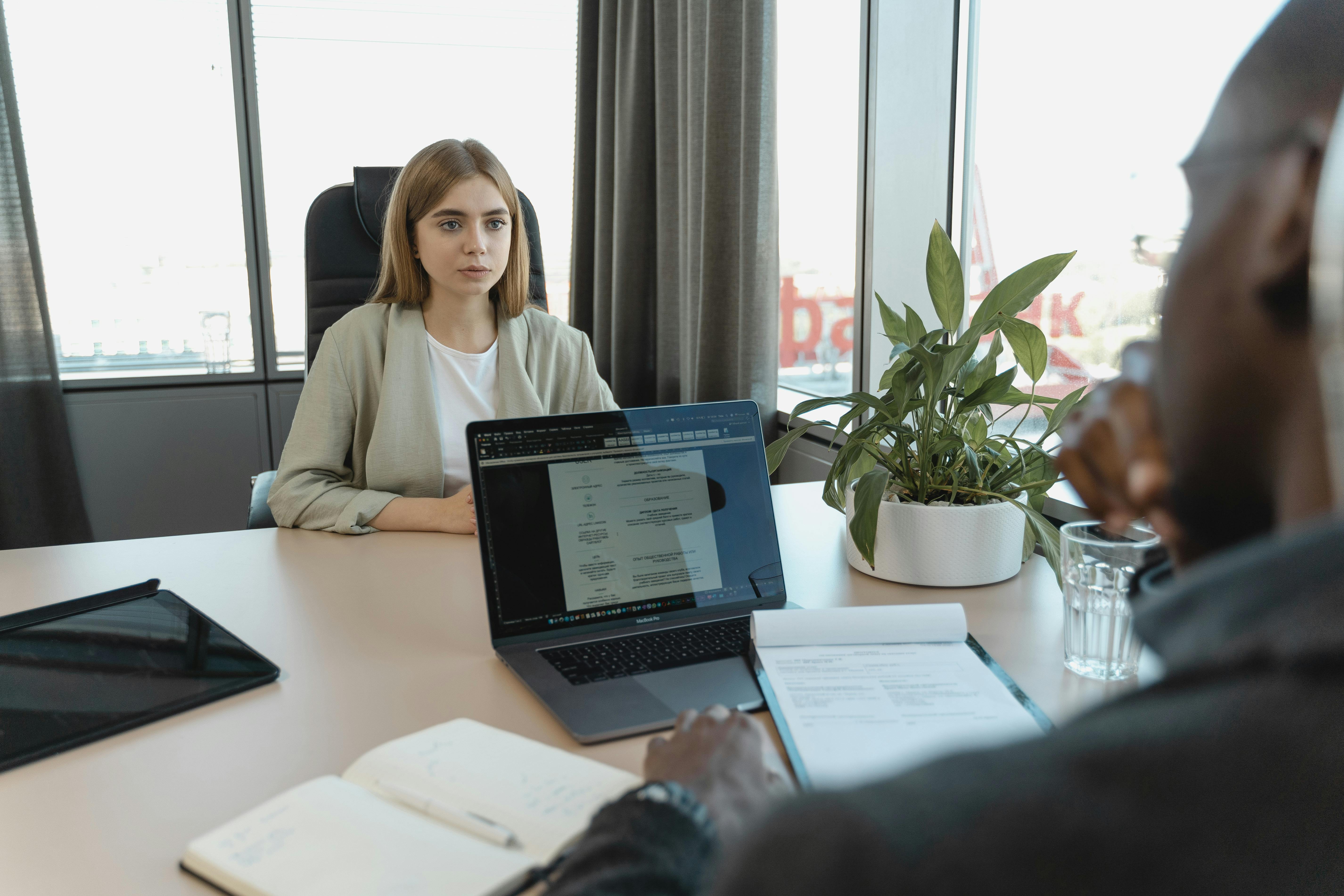 candidate-having-an-interview