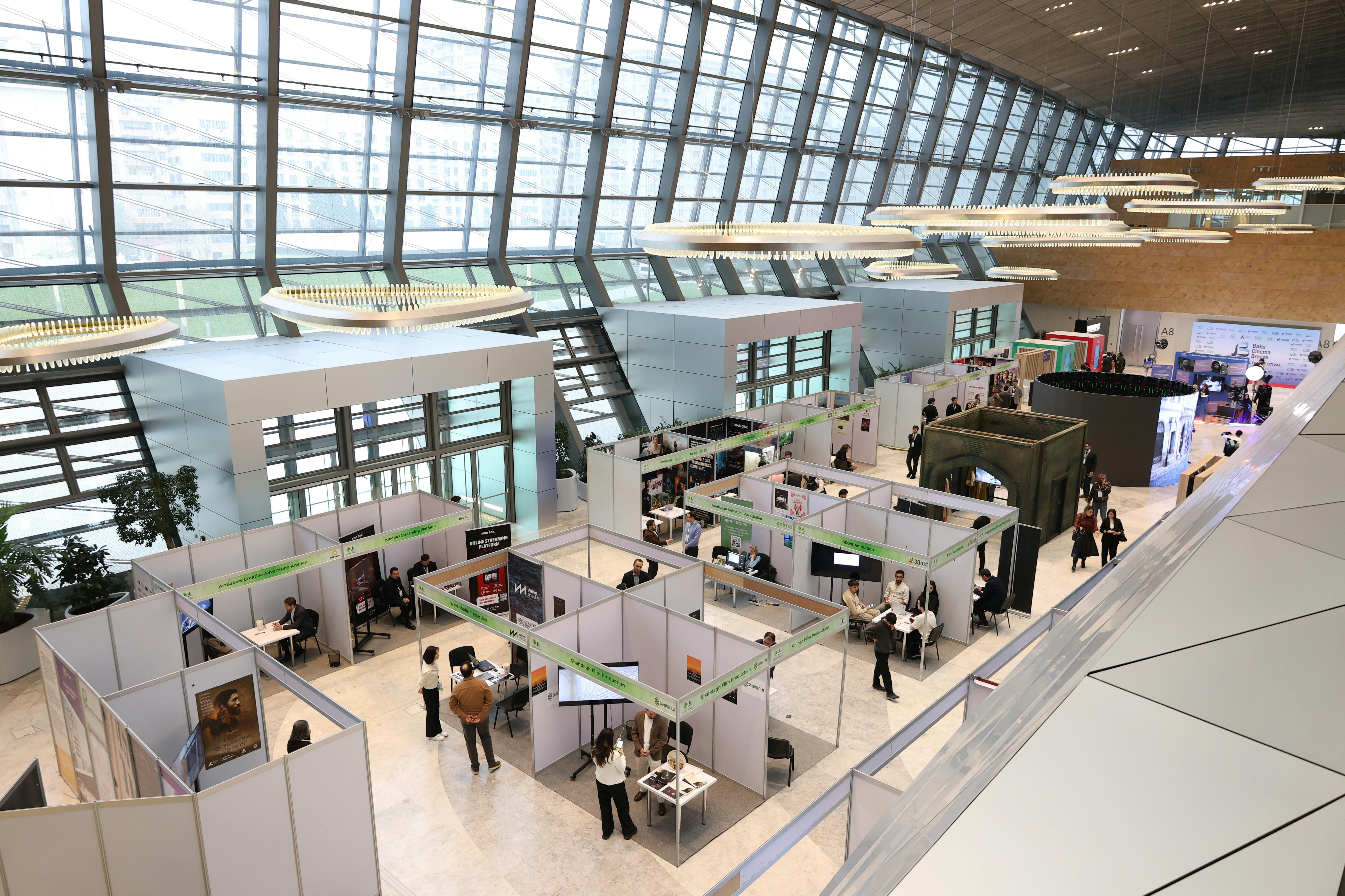 modern-trade-show-exhibition-with-busy-attendees