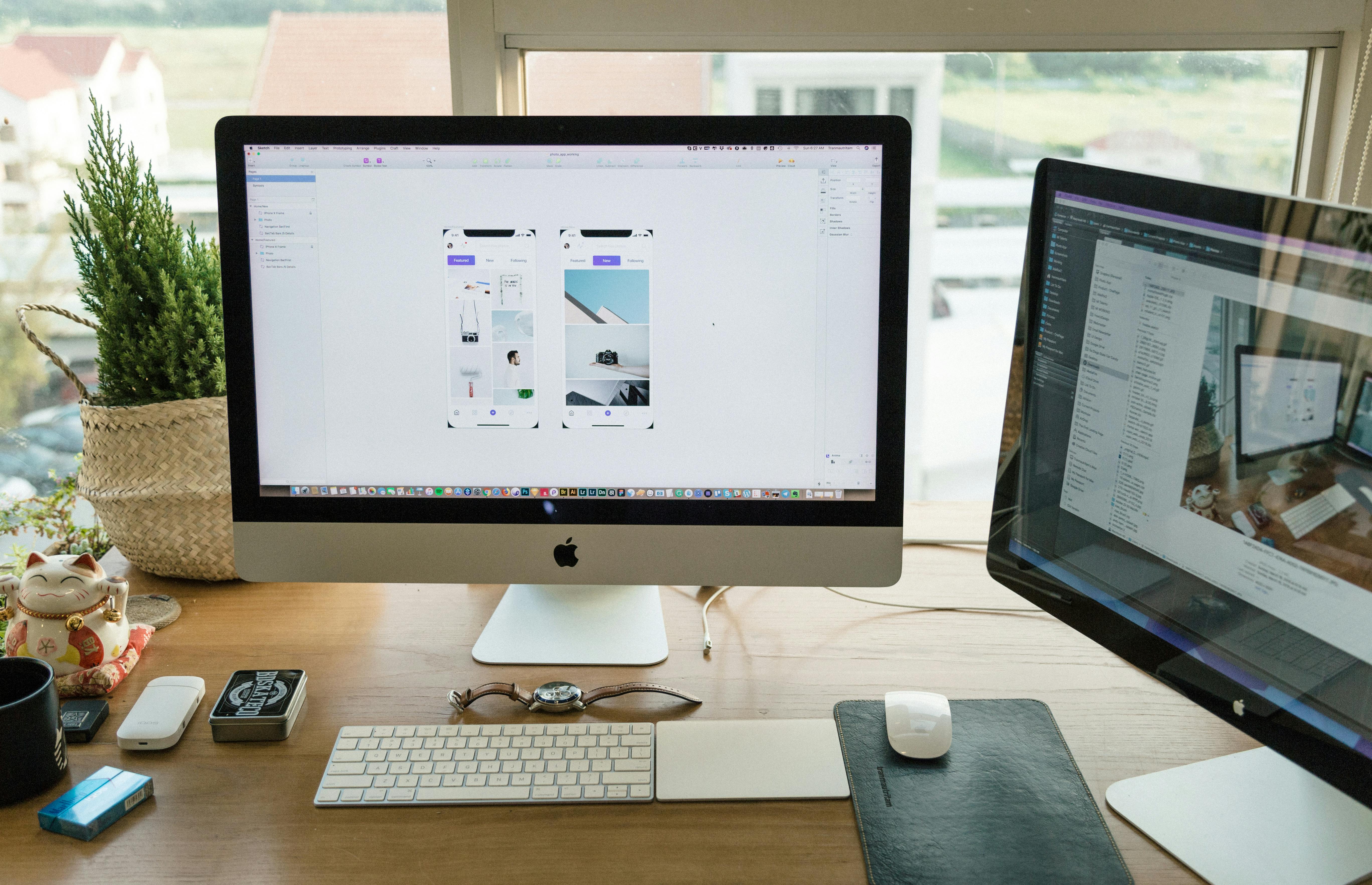 apple-imac-on-brown-wooden-desk