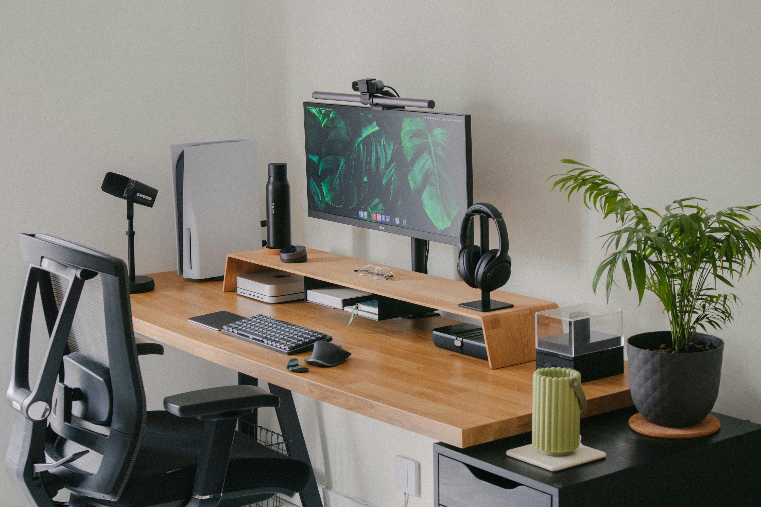 computer-desk-with-monitor