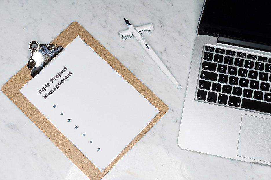 project-management-clipboard-on-table-with-laptop-and-pen