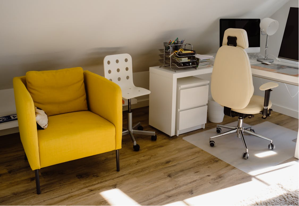 white-and-black-rolling-chair-beside-white-wooden-desk